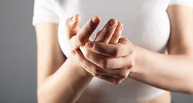 Person med smerte i finger, triggerfinger